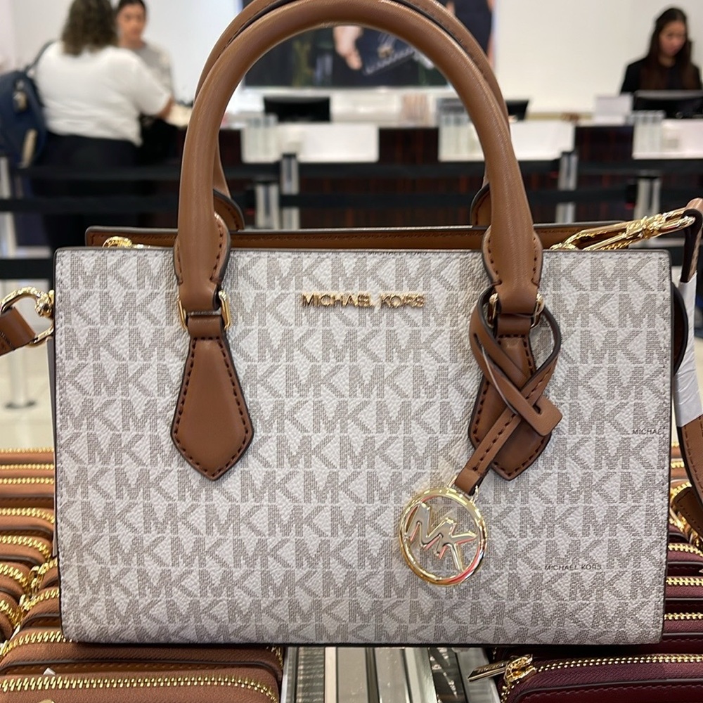Michael Kors Small Sheila Satchel Crossbody
Vanilla 
NWT - Picture 2 of 16